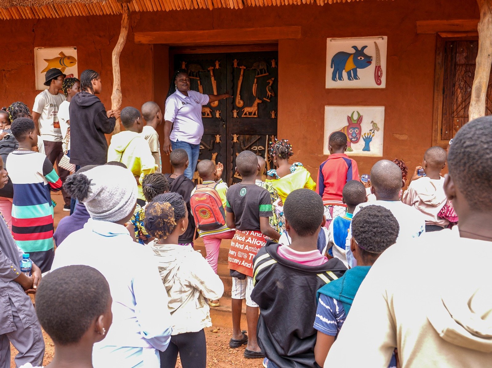 Les enfants visitent le palais d’abomey